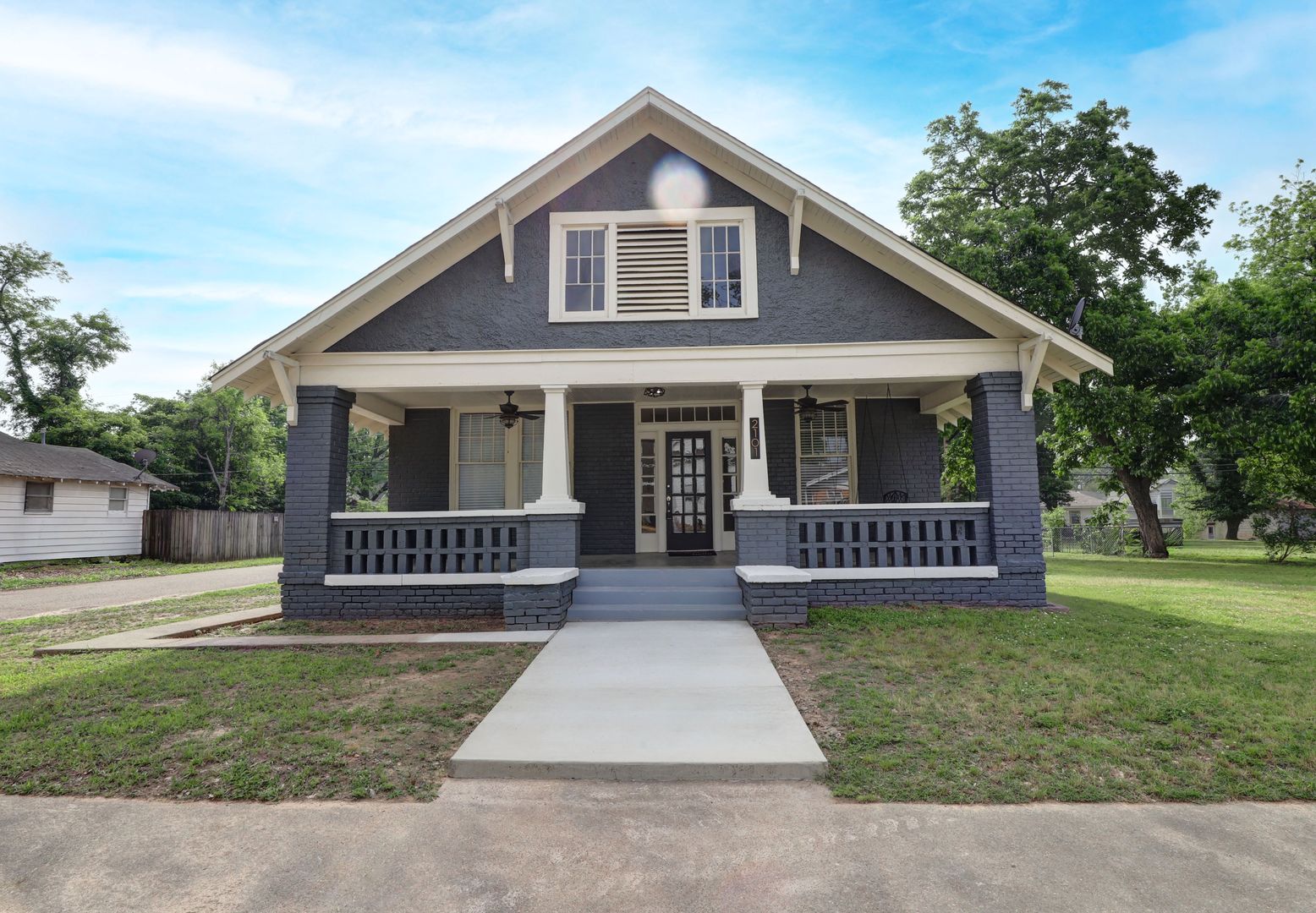 Texarkana House: 2101 Pecan St