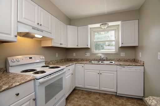 2 Bedroom, 1 Bathroom Apartment with Patio or Balcony at Parkridge Ct. - 960 Sq Ft – photo 1