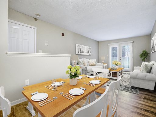 2 Bedroom, 1 Bathroom Apartment with Patio or Balcony at Pennington Court - 1,015 Sq Ft – photo 1