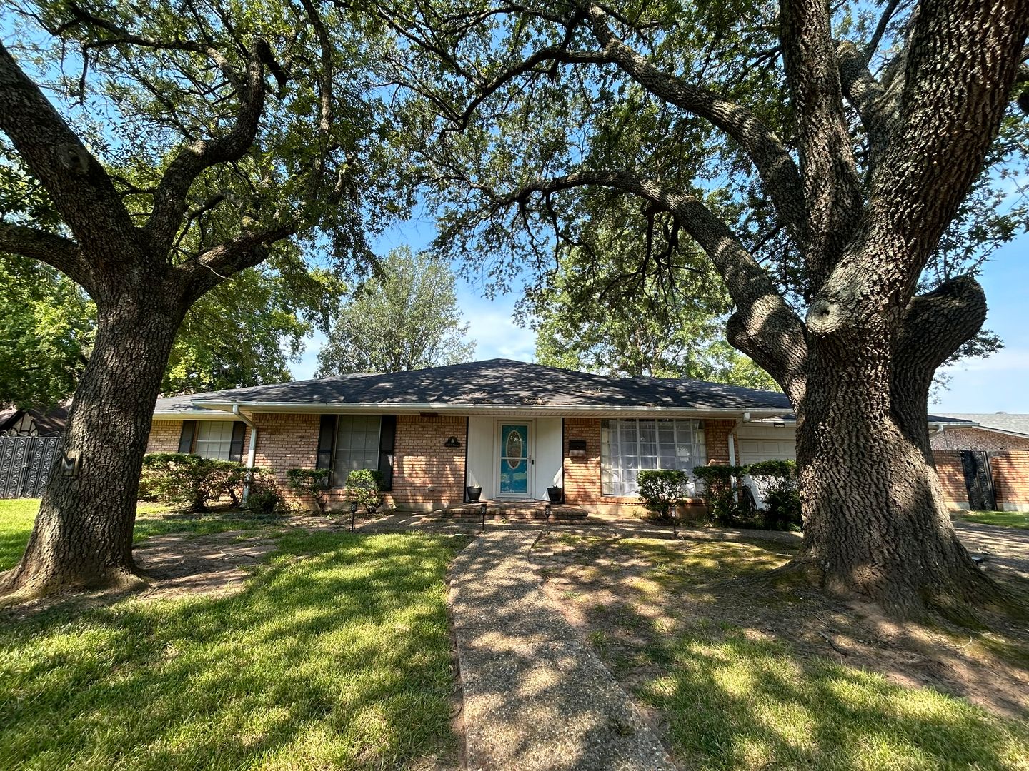 Bossier City House: 2407 N. Waverly Drive