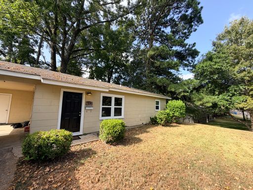 Super cute and ready for new tenant!! In charming Minden.