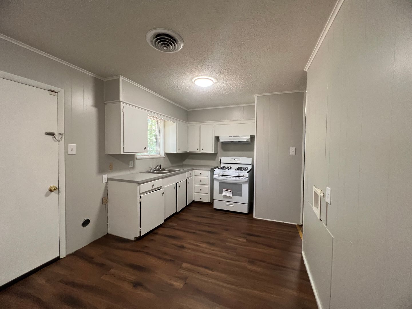 2 Bedroom, 1 Bathroom. Large rooms. Gas stove. Covered Patio. Fully