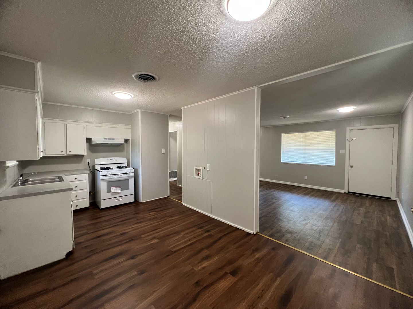 2 Bedroom, 1 Bathroom. Large rooms. Gas stove. Covered Patio. Fully