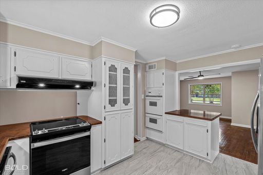 Large and Remodeled.. Shreve Island Beauty!! – photo 1