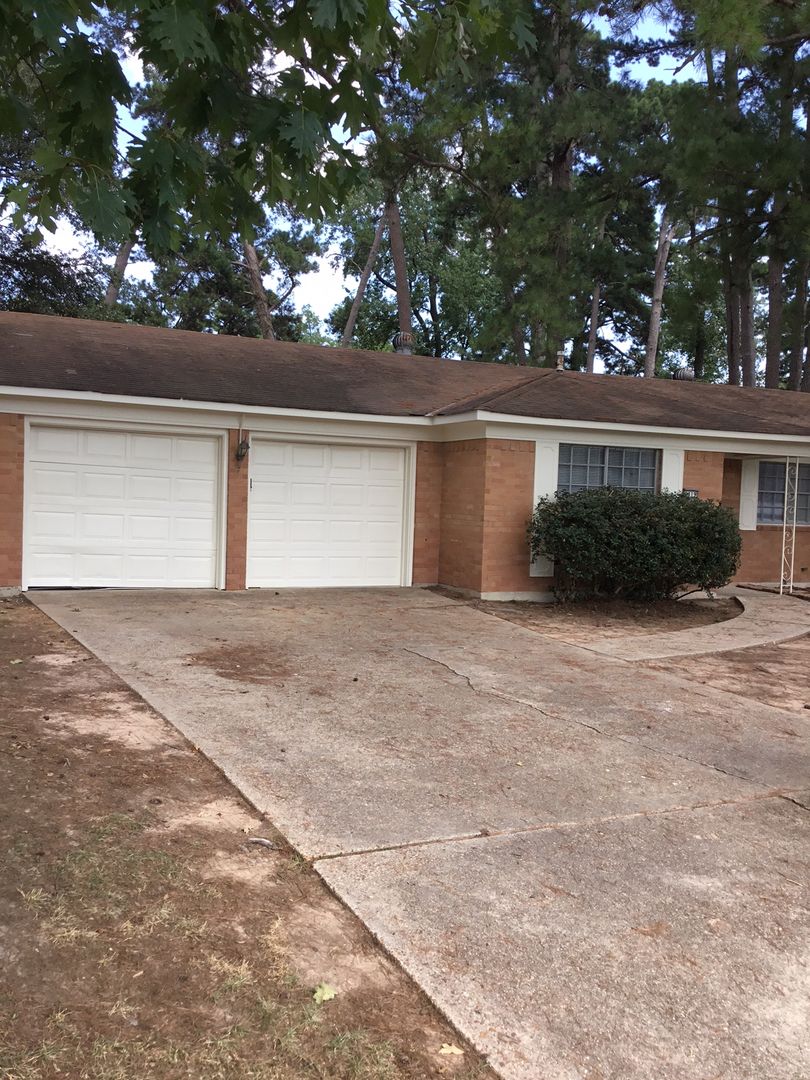 Shreveport House: 9419 Blom Boulevard