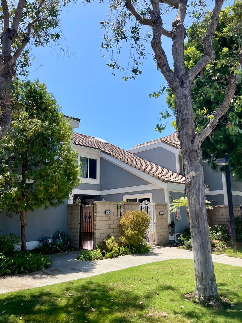Huntington Beach Condo: 3516 Windspun Dr