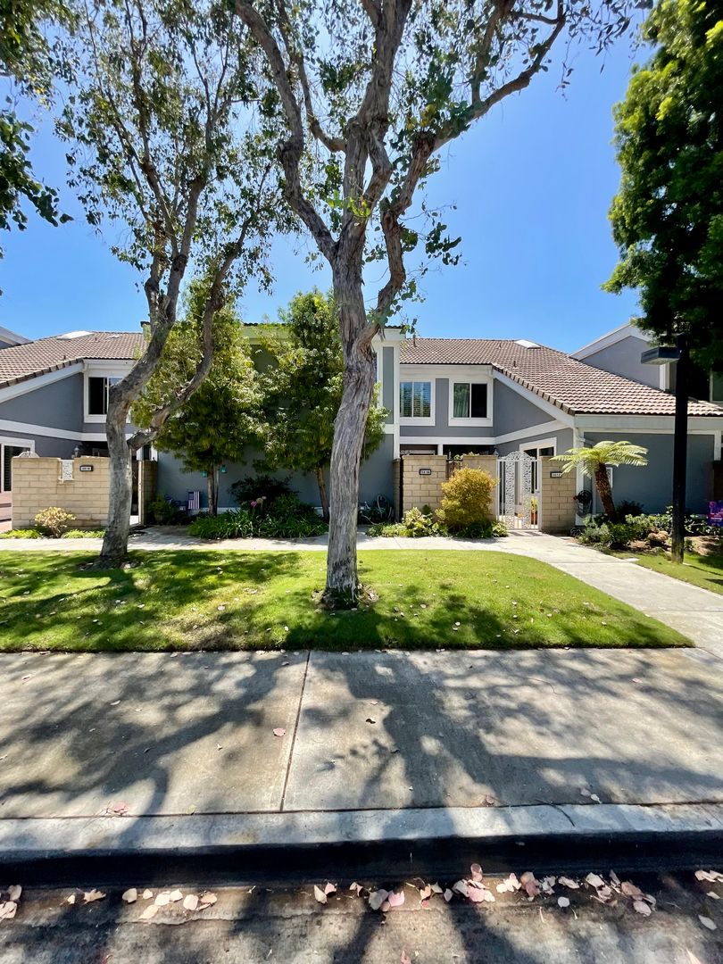 Huntington Beach House: 3516 Windspun Dr