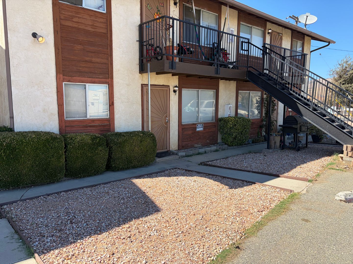 Tehachapi Apartment: 422 East J St