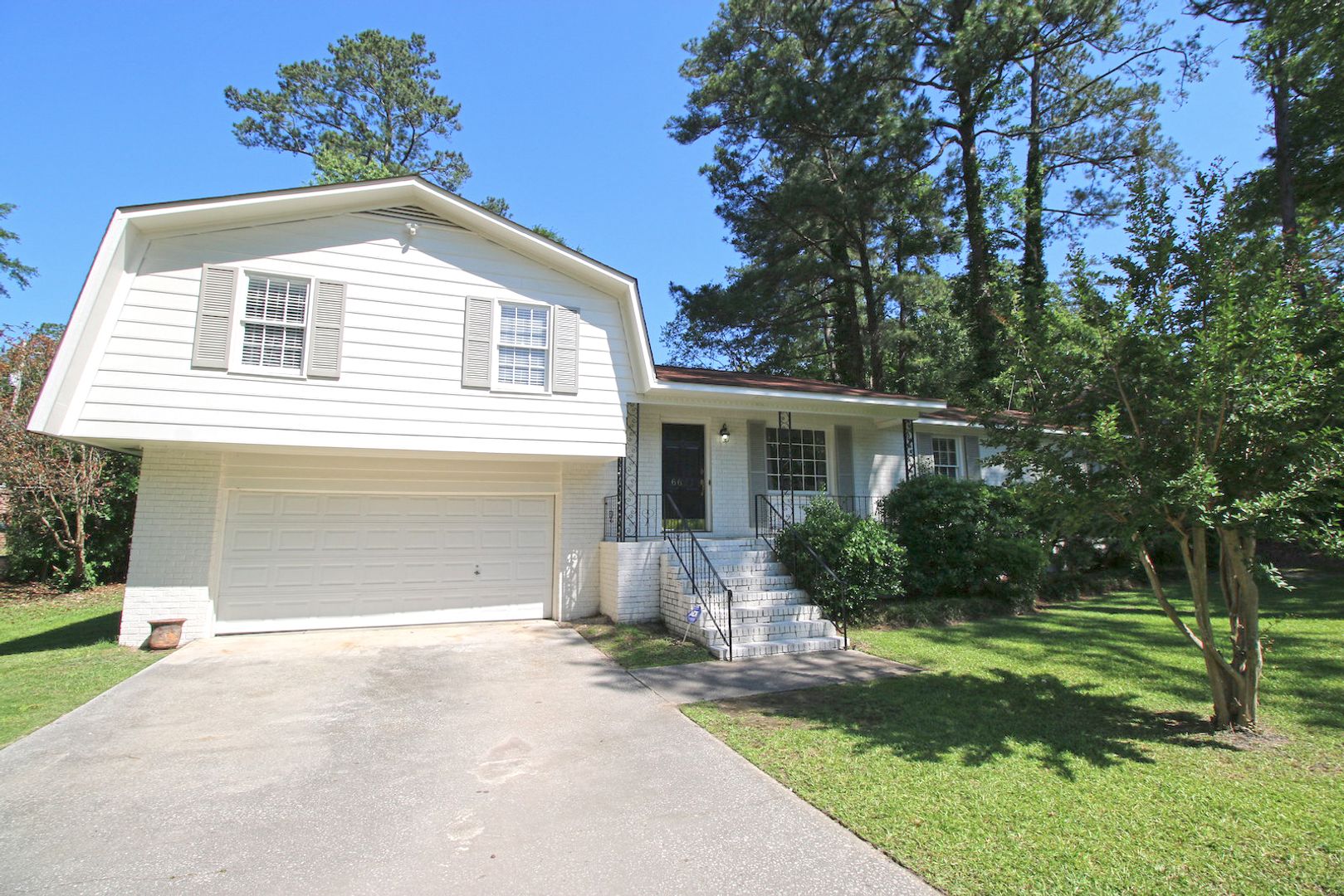 Columbia House: 6621 Dare Circle