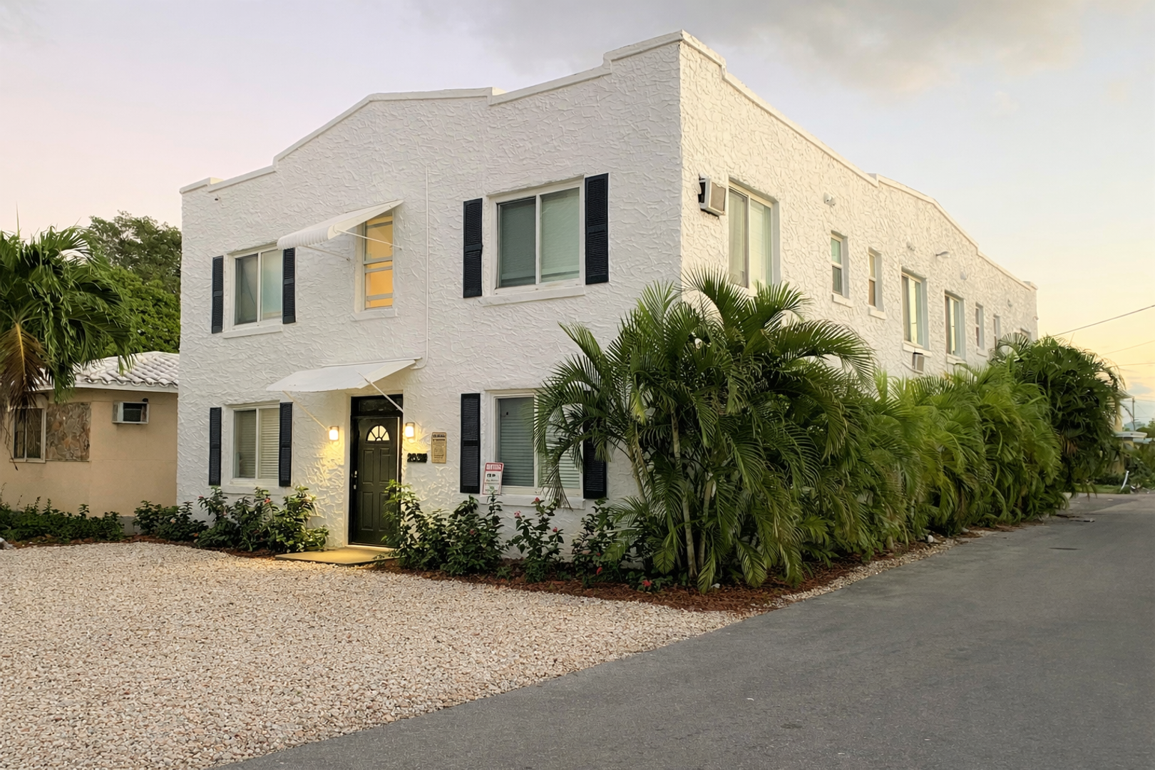 Hollywood Apartment: 2034 Washington St