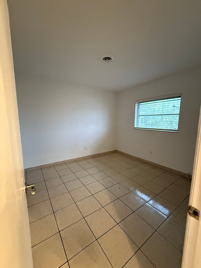 Oakland Park Apartment: 890 NW 39 St