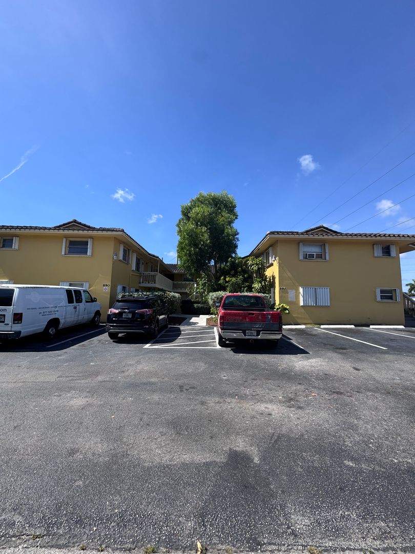 Oakland Park Apartment: 890 NW 39 St