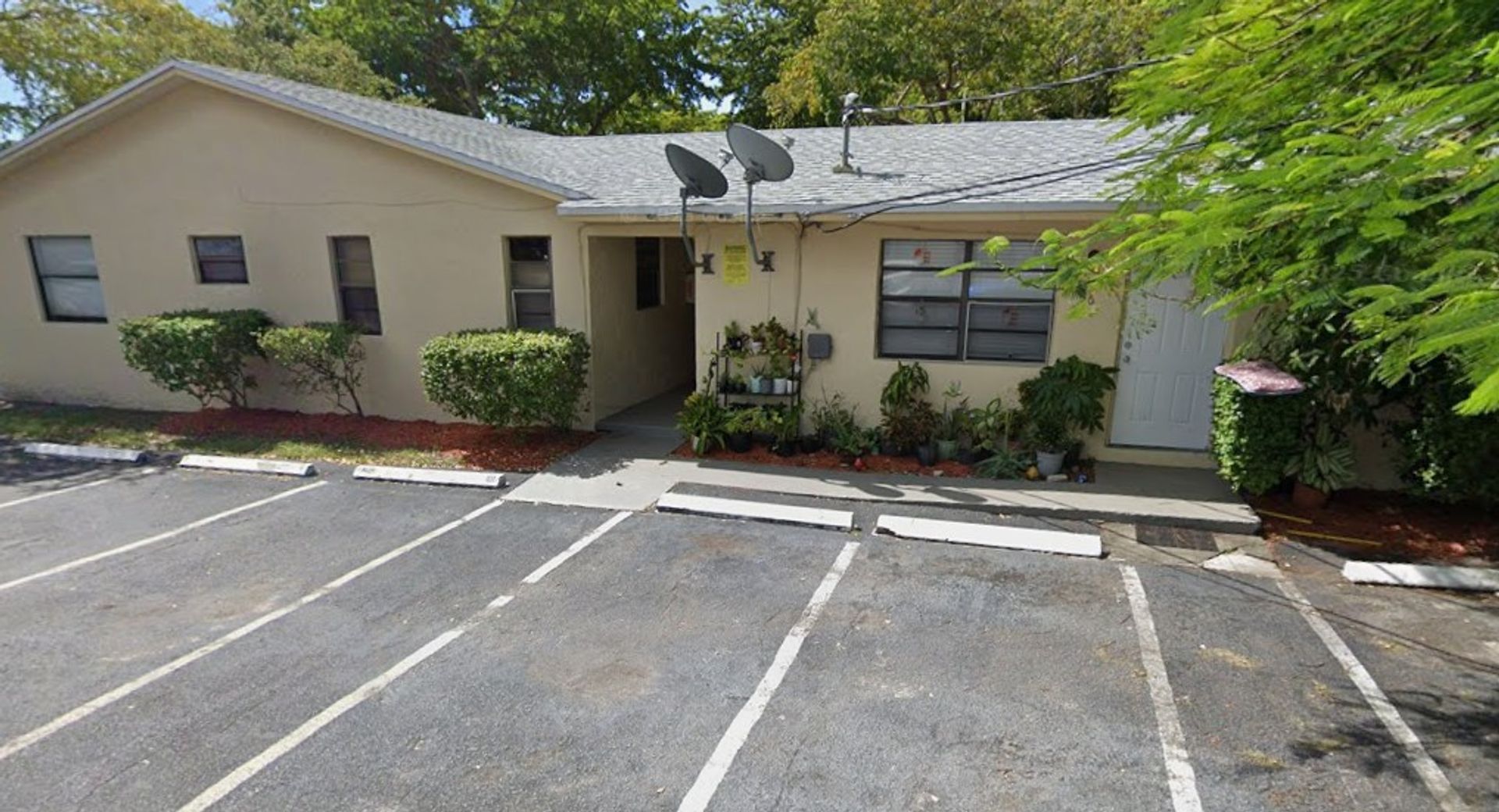 Hollywood Apartment: 2001 Dewey St