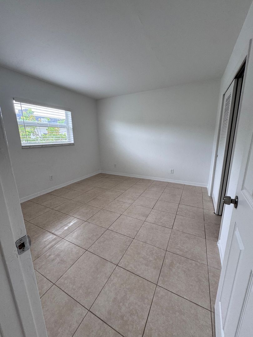 Oakland Park Apartment: 3611 N Dixie Hwy