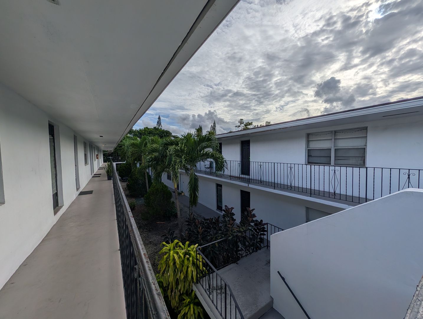 Hollywood Apartment: 2830 Fillmore St