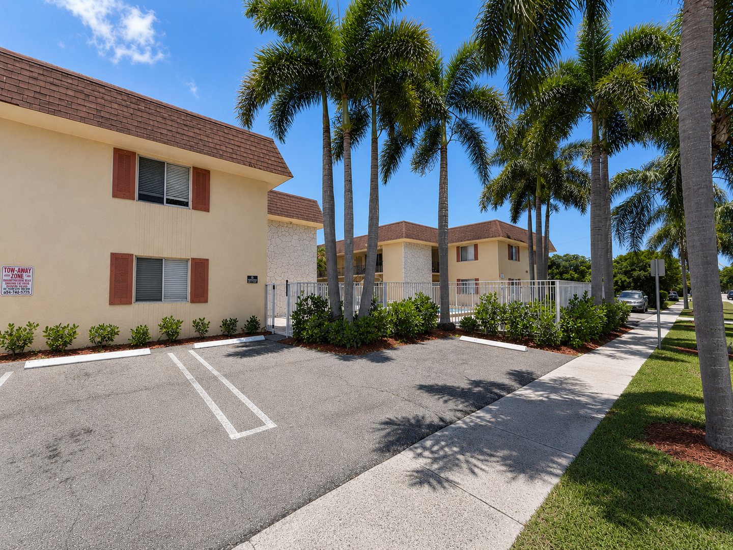 West Palm Beach Apartment: 515 S Sequoia Dr