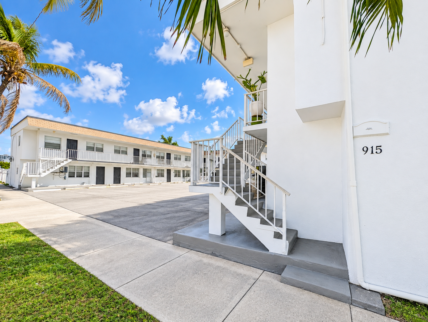 Hollywood Apartment: 915 S 21st Ave