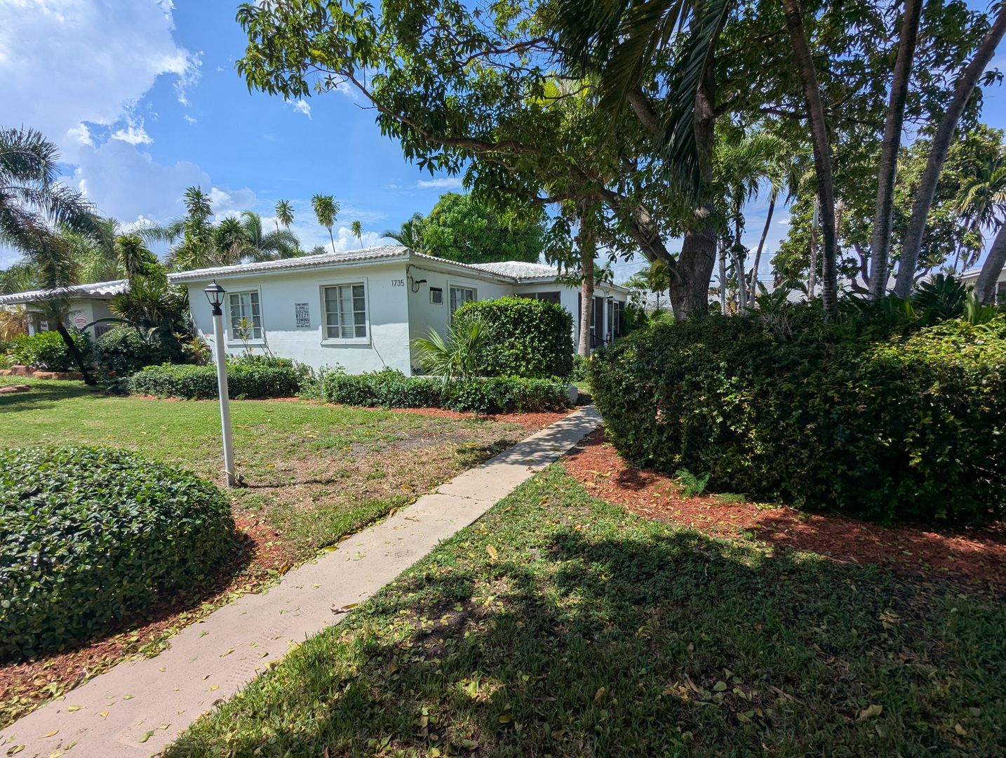 Hollywood Apartment: 1735 Wiley St