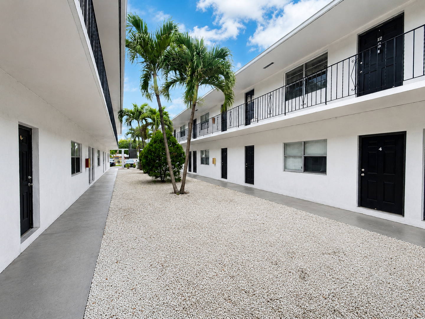 Hollywood Apartment: 2830 Fillmore St