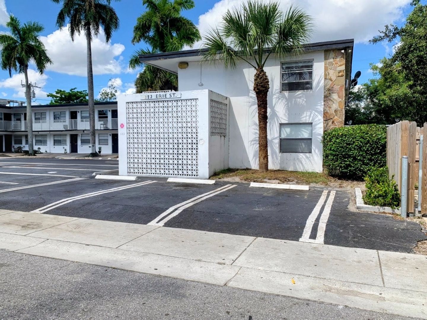 Lake Worth Apartment: 123 Erie St