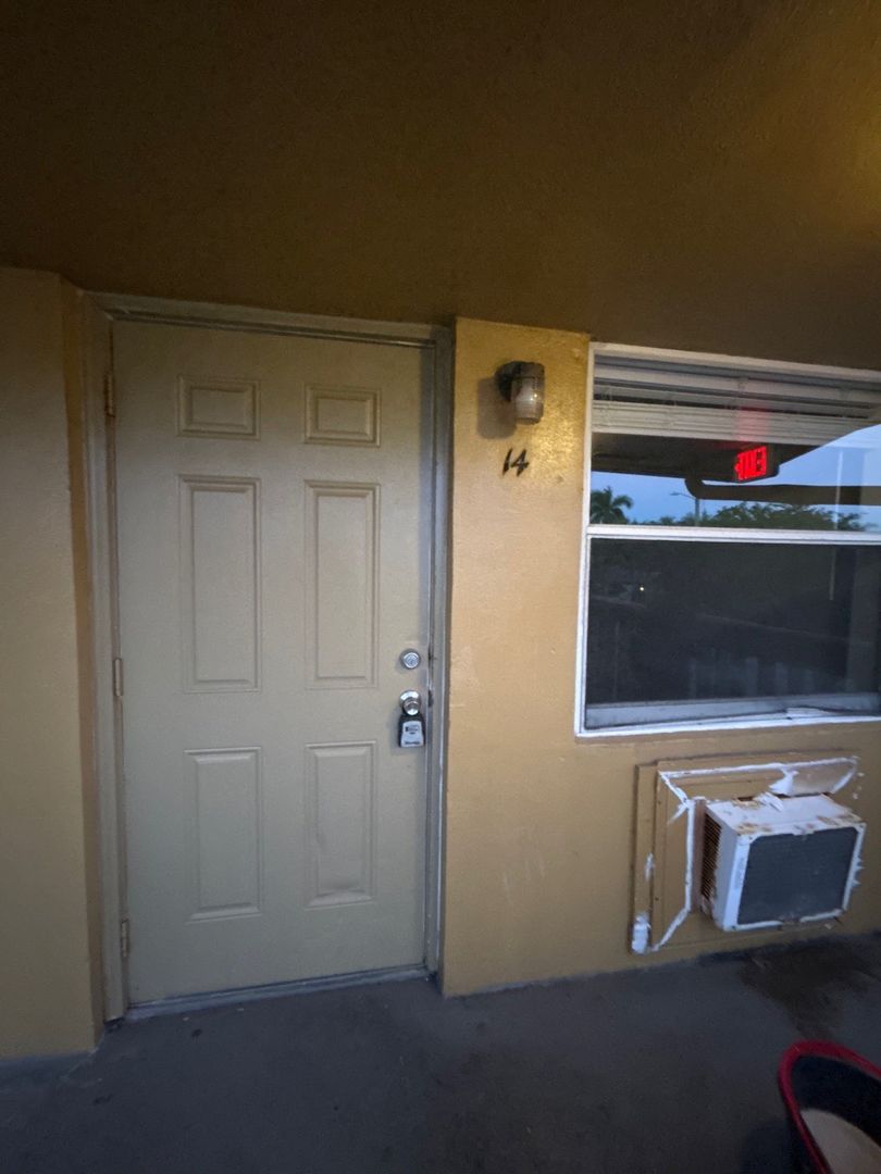 Lake Worth Apartment: 1001 S M ST
