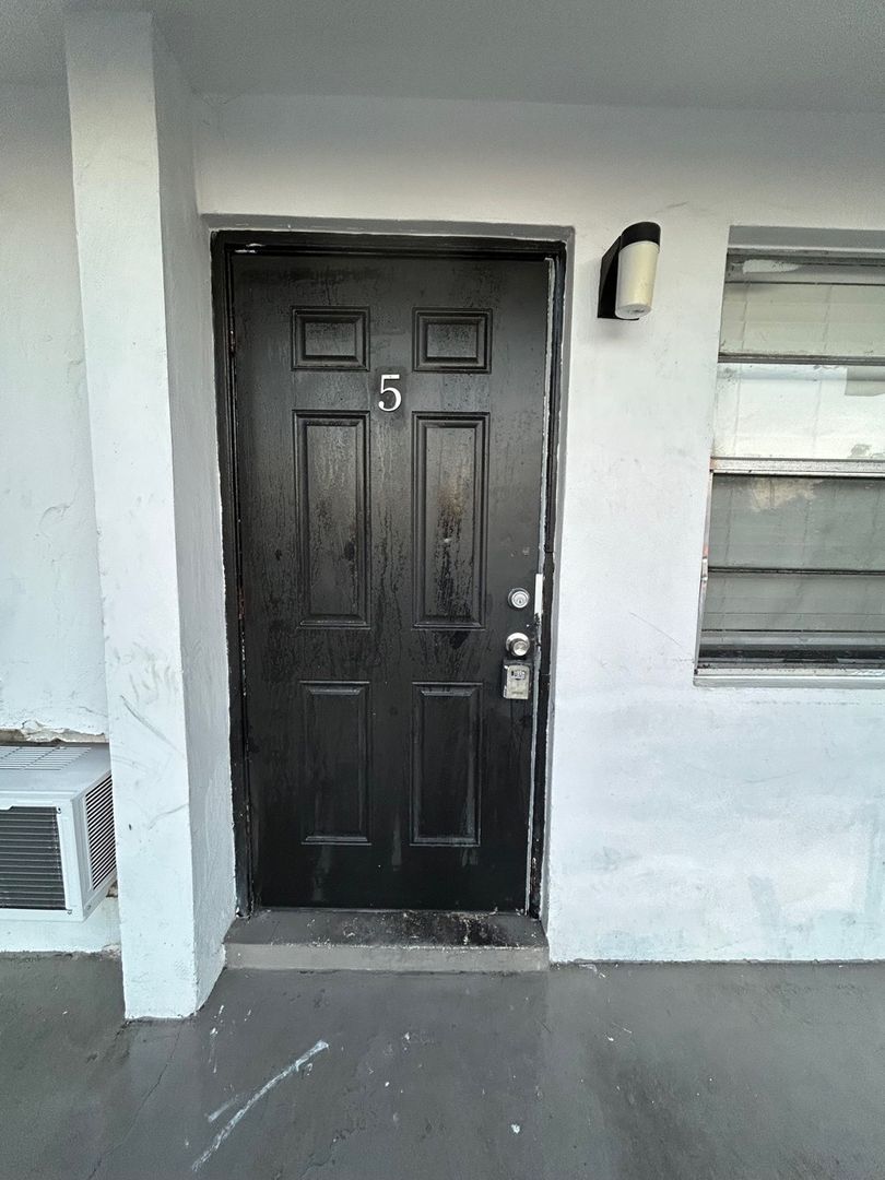 Lake Worth Apartment: 123 Erie St