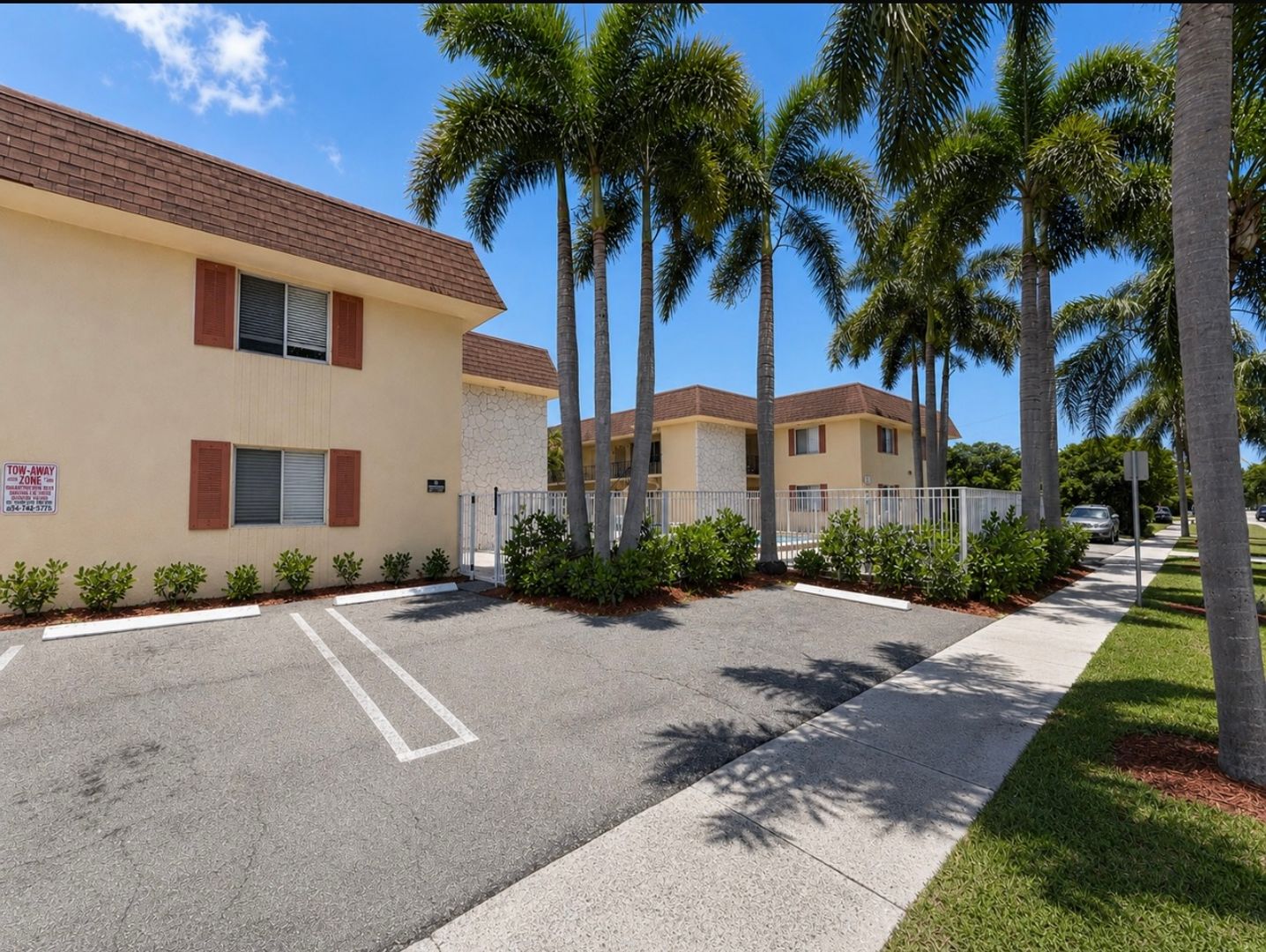 West Palm Beach Apartment: 515 S Sequoia Dr