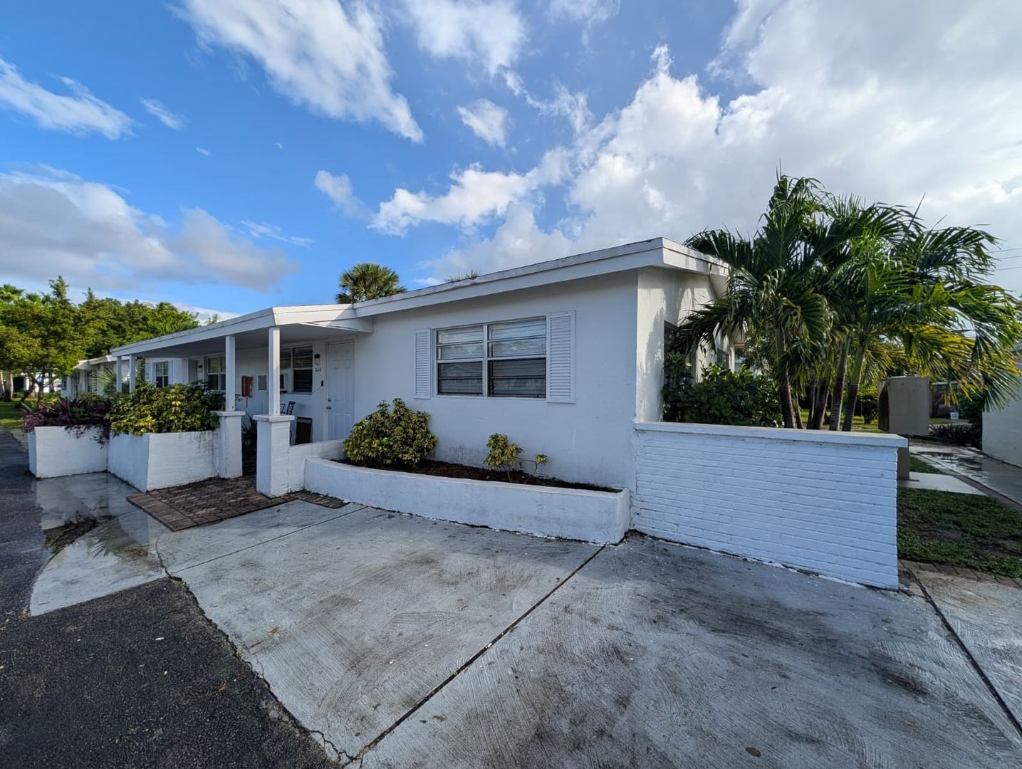 Oakland Park Apartment: 140-240 NW 40th St