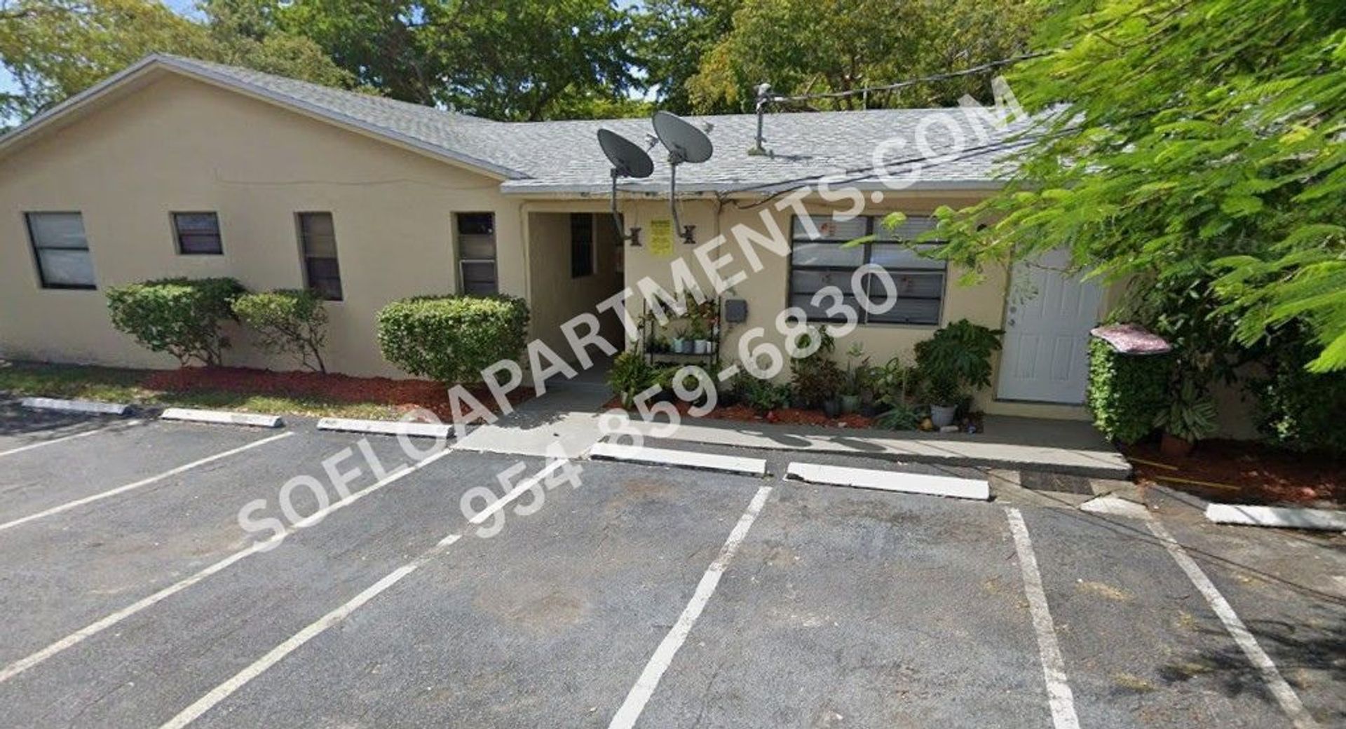 Hollywood Apartment: 2001 Dewey St