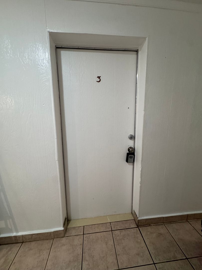 Hollywood Apartment: 1556 Polk St