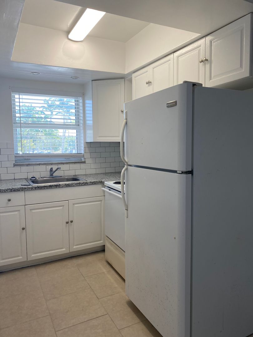 Oakland Park Apartment: 3611 N Dixie Hwy