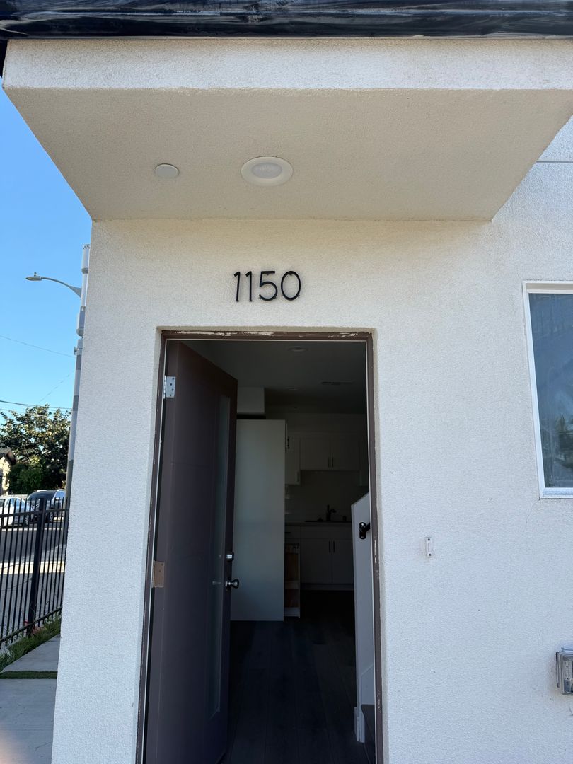 Los Angeles Apartment: 1150 W 38th St.