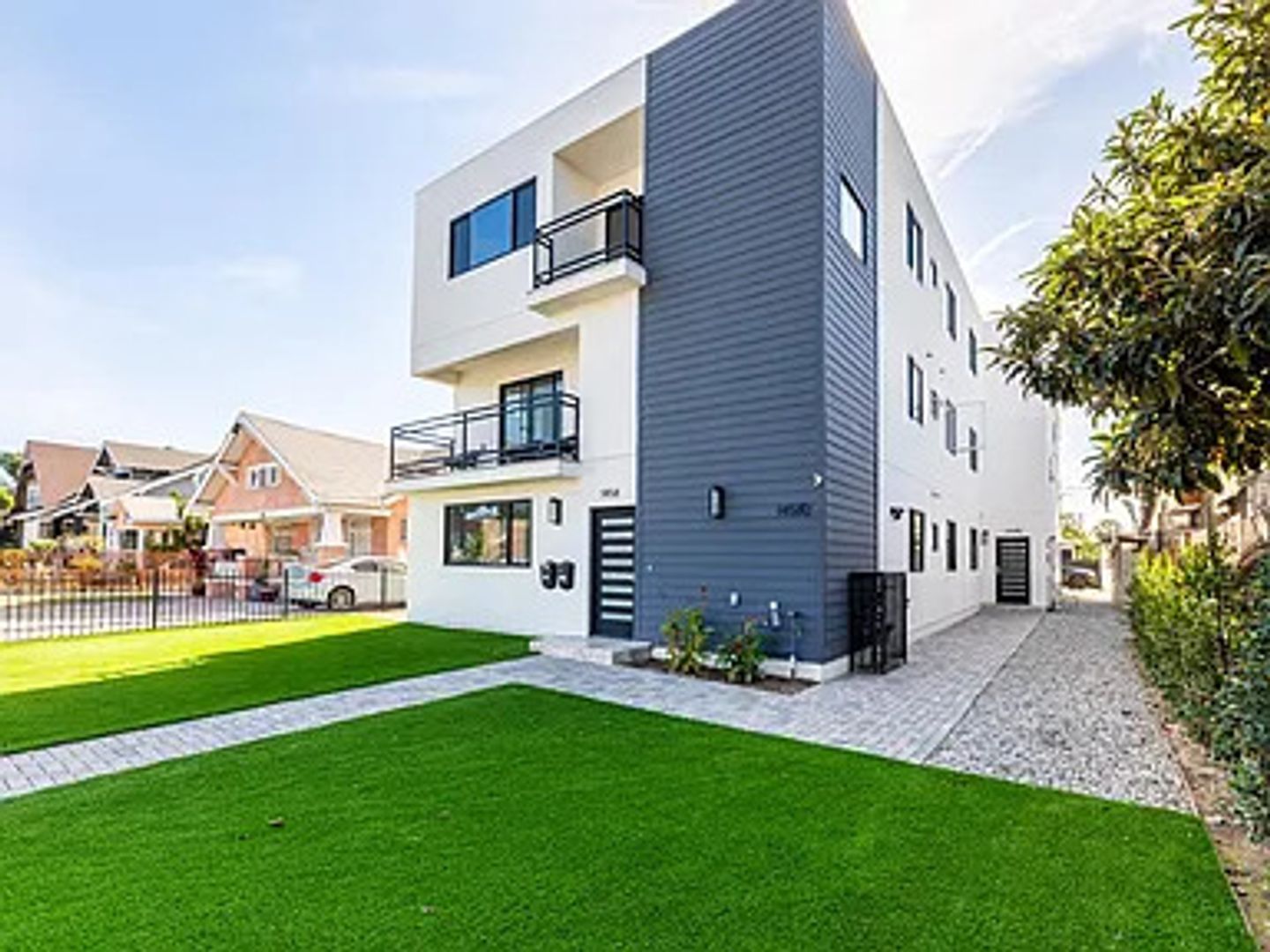 Los Angeles Apartment: 1458 W 37th Pl