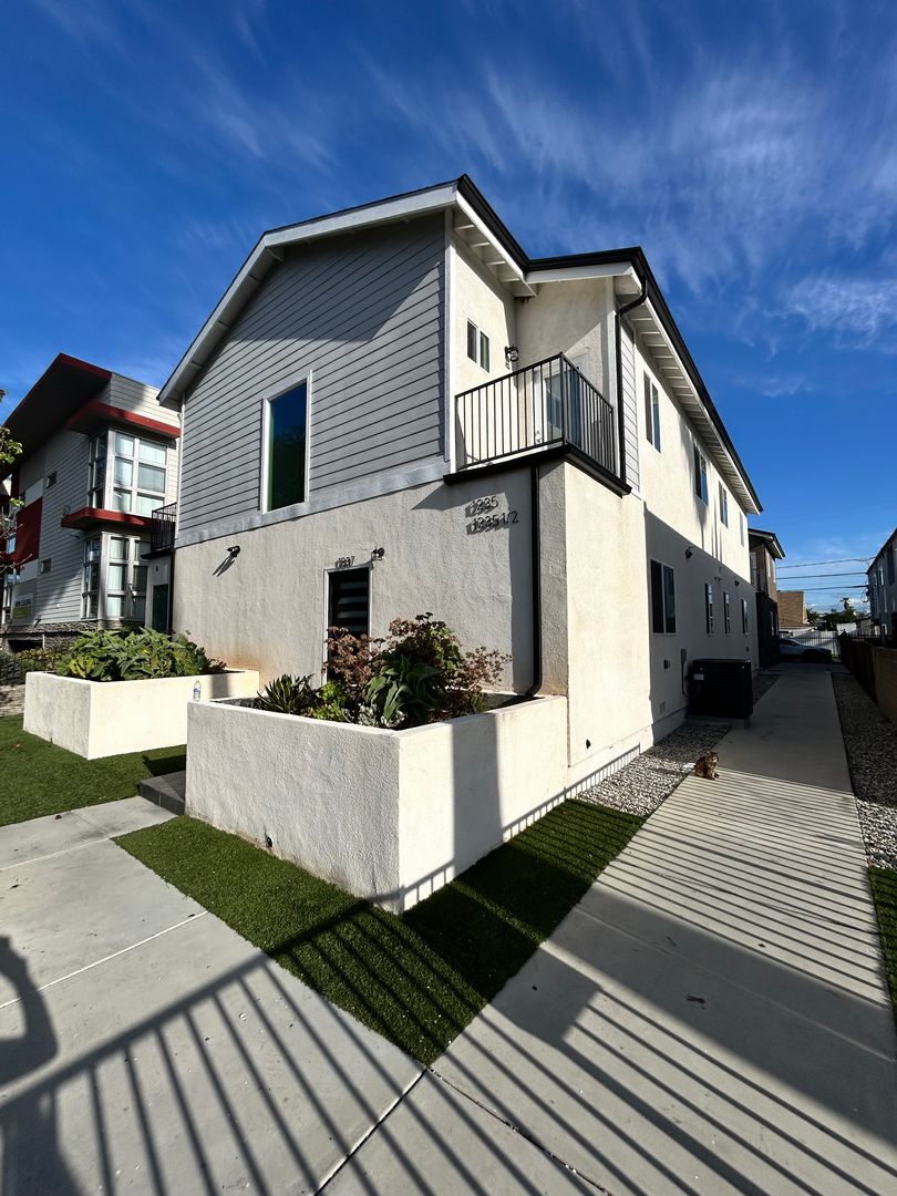 LOS ANGELES Apartment: 1235 w 37th pl