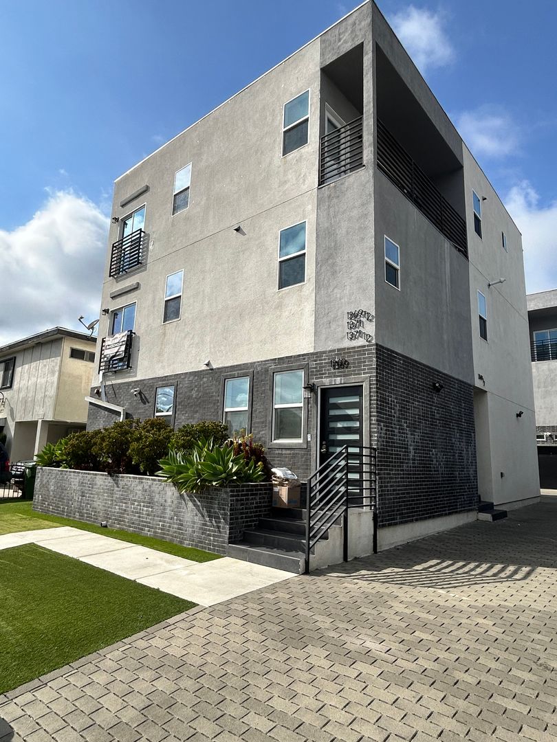 LOS ANGELES Apartment: 1369 W 36th St.