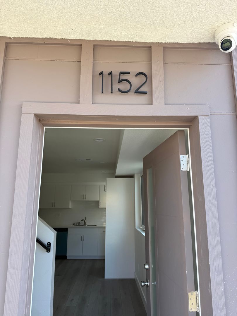 Los Angeles Apartment: 1150 W 38th St.