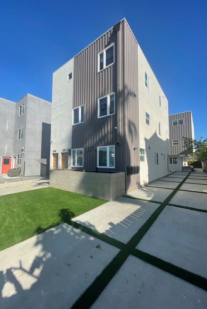 Los Angeles Apartment: 1269 W 36th St.