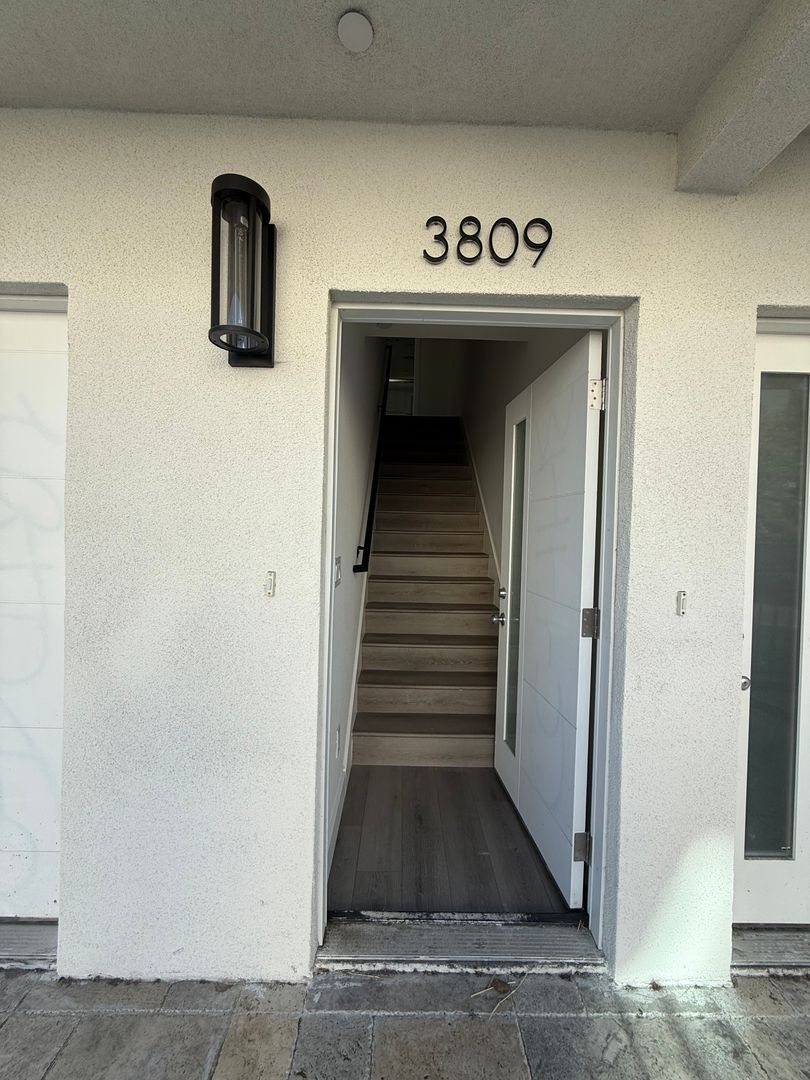 Los Angeles Apartment: 1150 W 38th St.