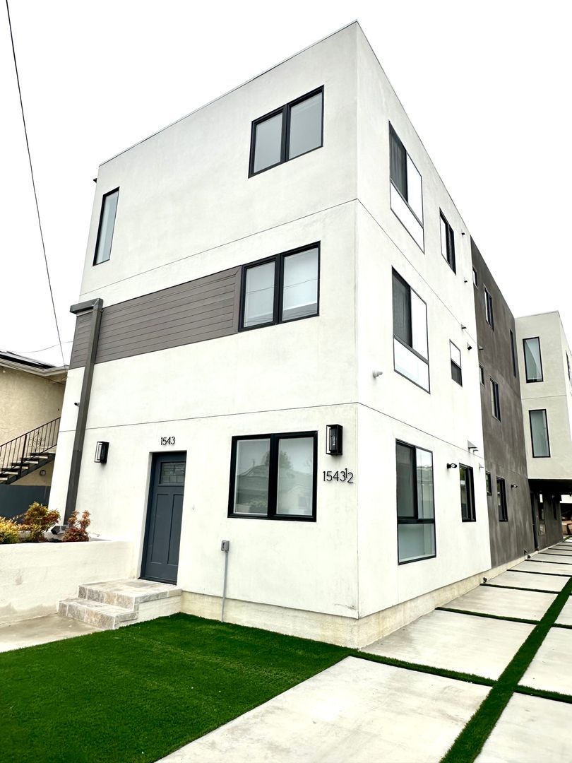 Los Angeles Apartment: 1543 W. 37th Pl