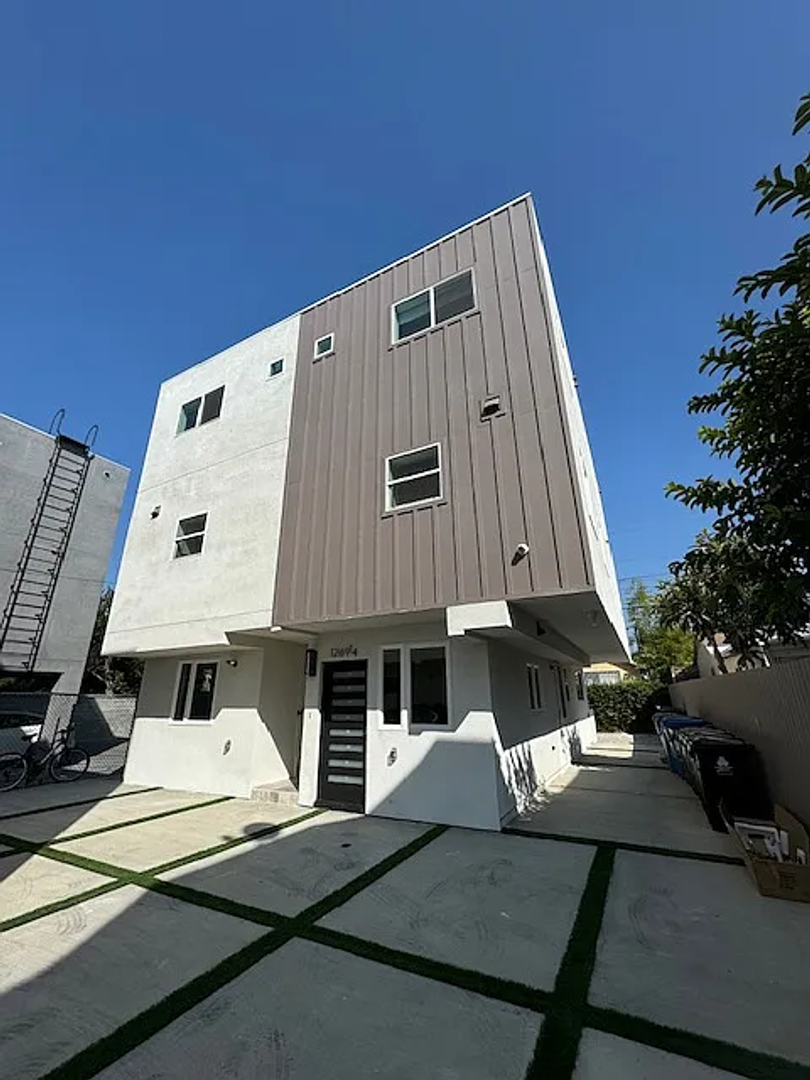 Los Angeles Apartment: 1269 W 36th St.