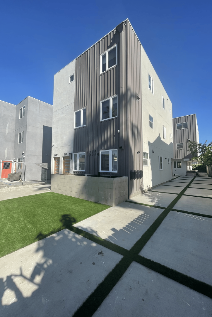 Los Angeles Apartment: 1269 W 36th St.