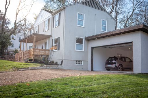 Modern 3 bd/3 bath + 2 car garage with electric car charger, fenced yard and free Google Fiber in Brookside – photo 1