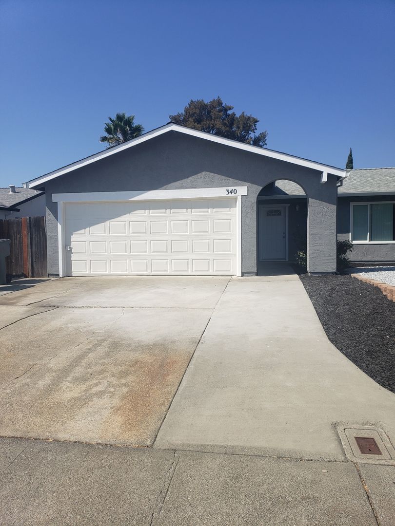 Vacaville House: 340 Colonial Cir.