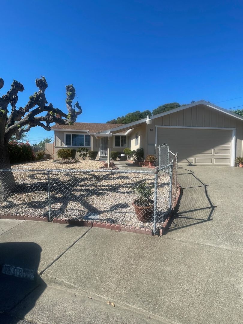 Vallejo House: 300 Swan Way