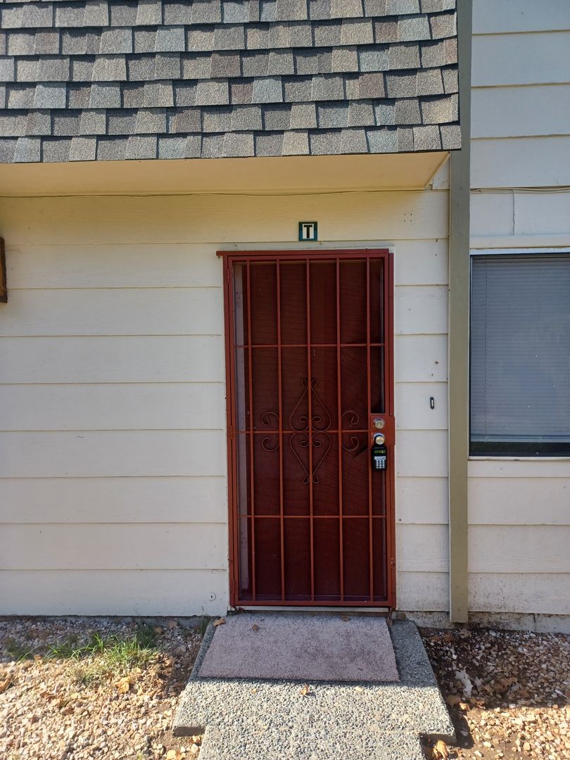 Fairfield Apartment: 1955 Grande Cir.