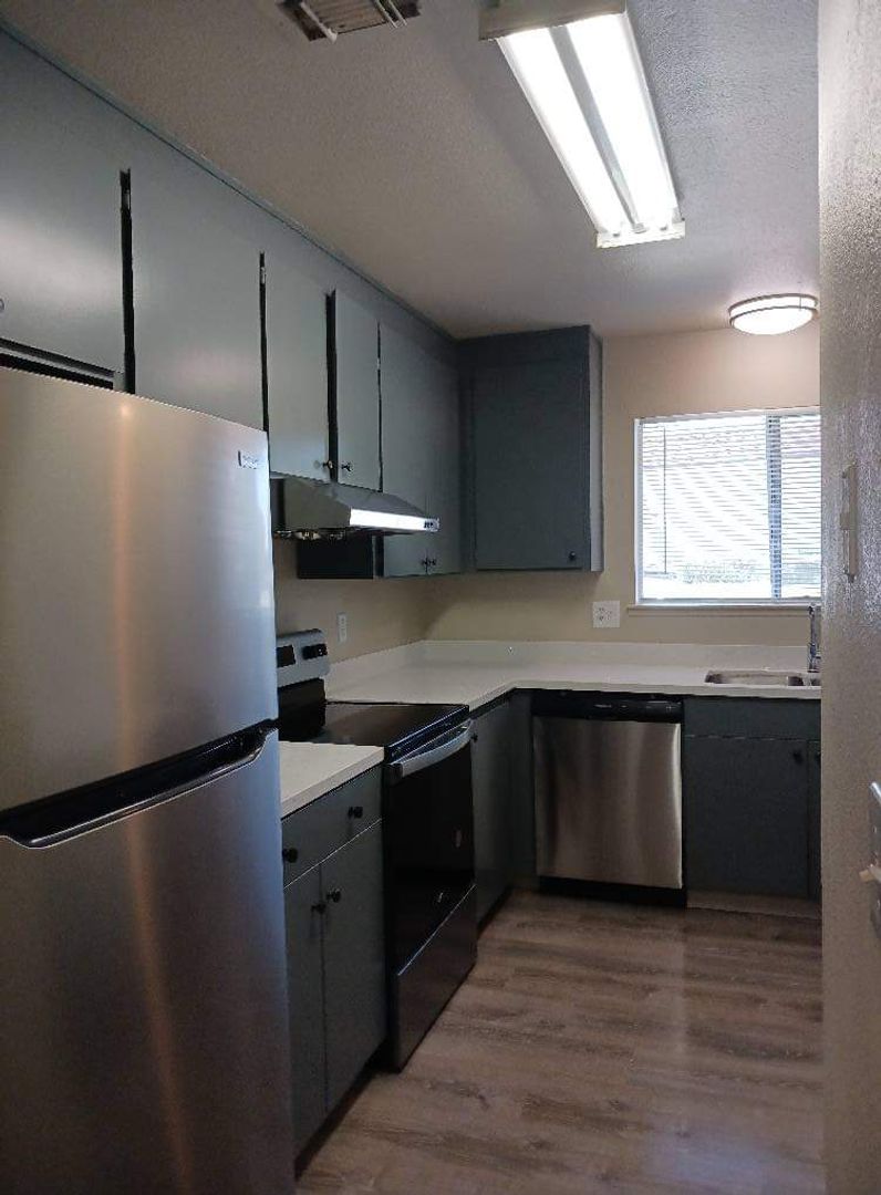 Fairfield House: 1930 Grande Cir. #83