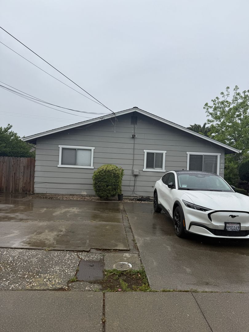 Suisun City Apartment: 307 California St