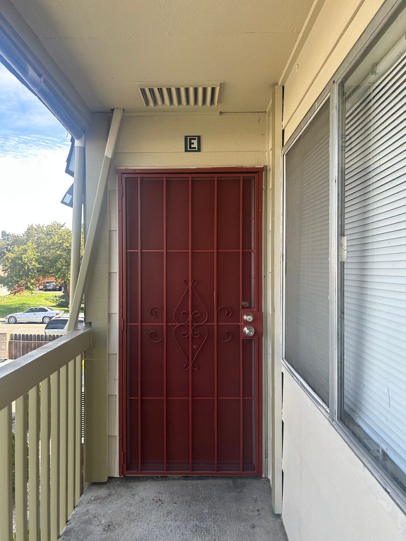 Fairfield Apartment: 1955 Grande Cir.