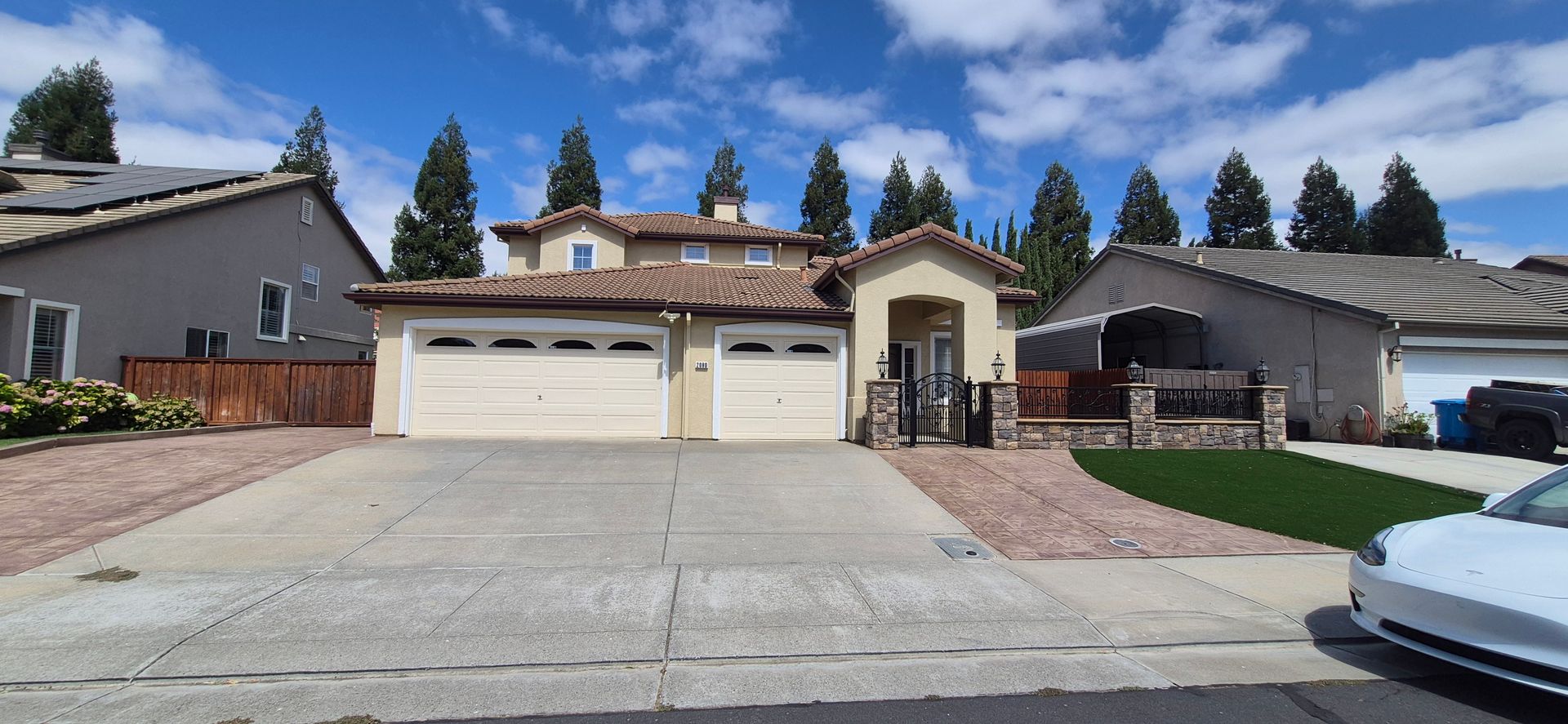 Dixon House: 2080 Mariposa Drive