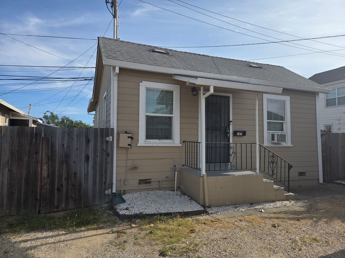 Fairfield Apartment: 717, 717.5, 721, 727, 727 Broadway St.